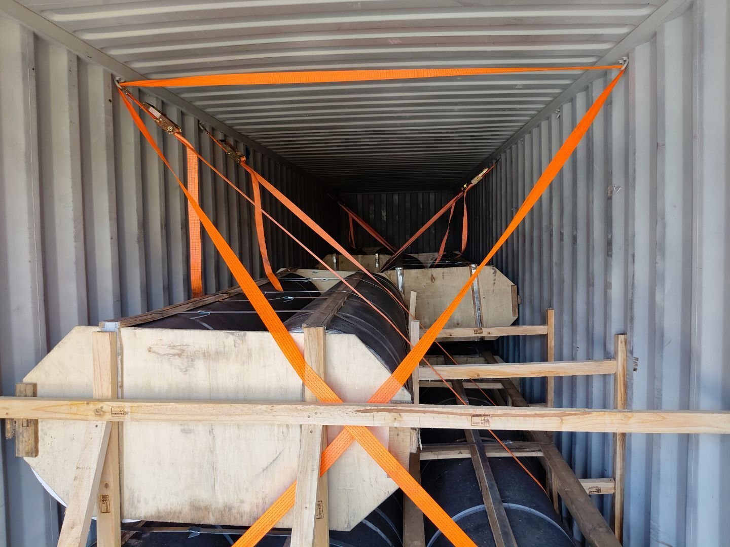 Container loading with timber bracing and securing straps