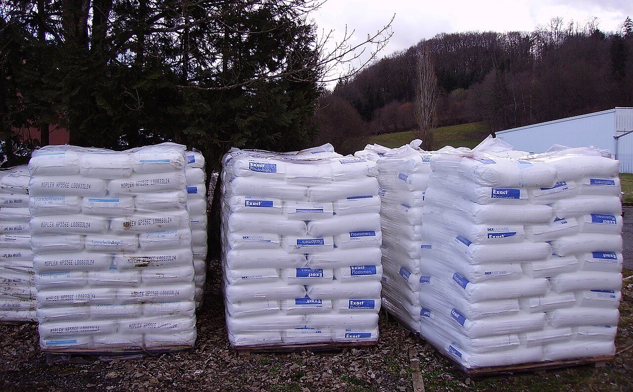 Industrial bags of LDPE, polypropylene and ethylene-based plastomer resin